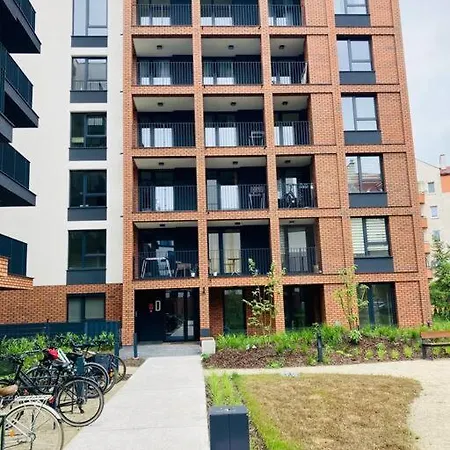 Cosy & Brand New With Balcony *