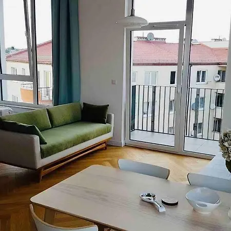 Cosy & Brand New With Balcony 아파트 *