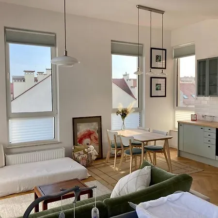 Cosy & Brand New With Balcony